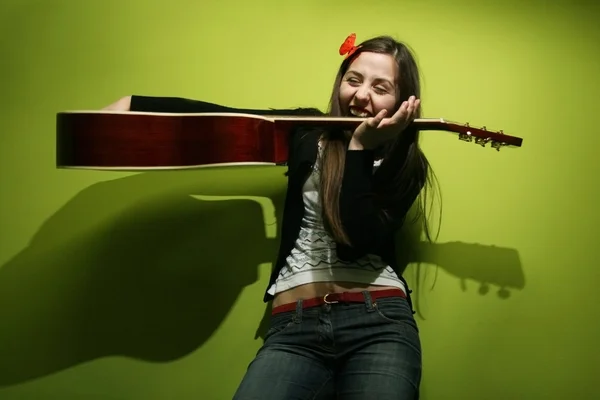 Morena jugando con la guitarra — Foto de Stock