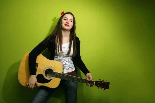 Brunette poseren met gitaar — Stockfoto