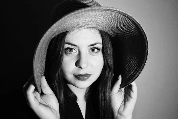 Affascinante ragazza con cappello rosa bianco e nero — Foto Stock