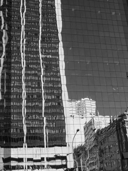 Reflectione in building black and white — Stock Photo, Image