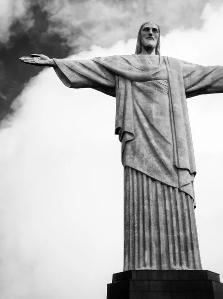 Christus de Verlosser standbeeld in Brasil zwart-wit — Stockfoto