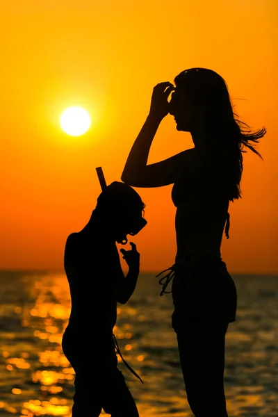 Silhouette of people at sunset — Stock Photo, Image