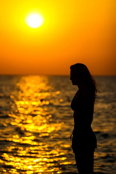 Donna guardando il tramonto — Foto Stock