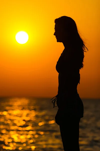 Žena stojící při západu slunce — Stock fotografie