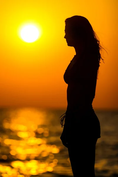 Mladá žena siluetu při západu slunce — Stock fotografie