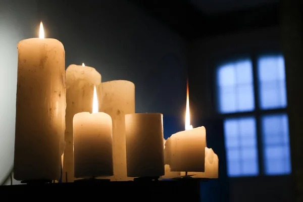 Grupo de velas em chamas — Fotografia de Stock