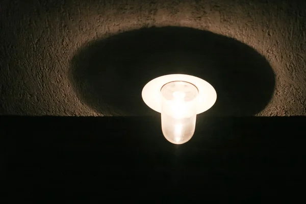 Light bulb on wall — Stock Photo, Image