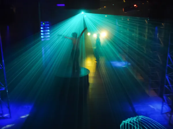 Insanlar dans disko kulübü lightshow — Stok fotoğraf