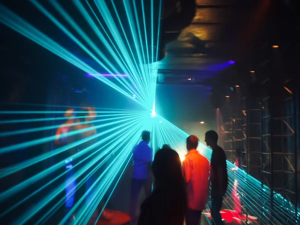 Les gens en spectacle de lumière disco — Photo