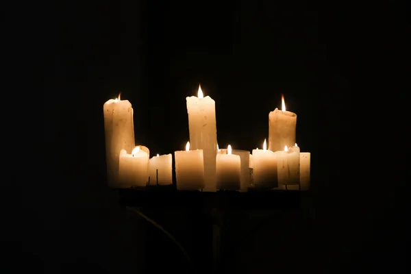 Svíčky na černém pozadí — Stock fotografie