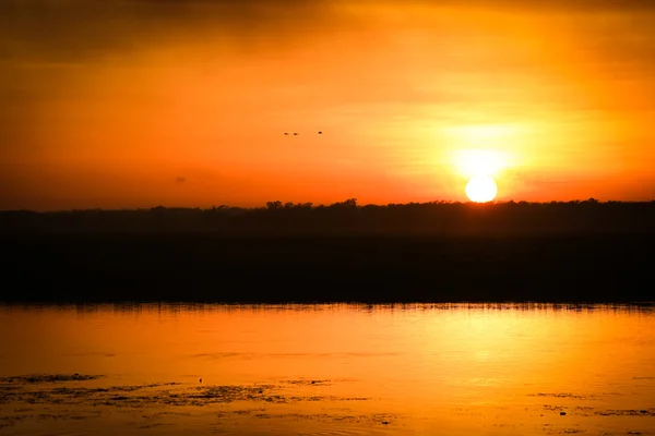 Nascer do sol em águas amarelas na zona húmida do Parque Nacional Kakadu , — Fotografia de Stock