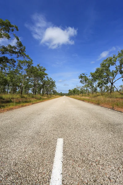 Osamělý outback dálnice v severním území, Austrálie — Stock fotografie