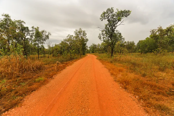 Outback Road im Norden Australiens lizenzfreie Stockfotos