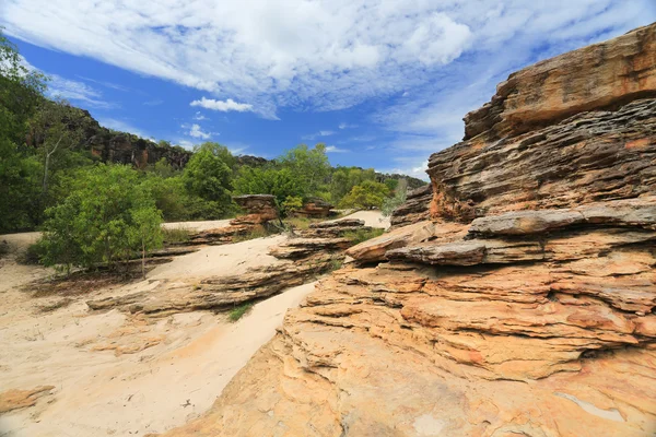 砂岩油藏岩石在卡卡杜国家公园 — 图库照片