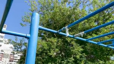 Boş mavi yatay çubuk. Anti-kaydırma yapıştırıcısı sarılı.