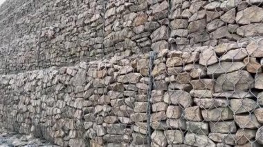 Çelik tel örgü sepetinden yapılmış Gabion duvarı. Taş duvarlar, kıyı aşınmasından korunma. Gabion ve Rock zırh-kıyı ve su yolları koruması