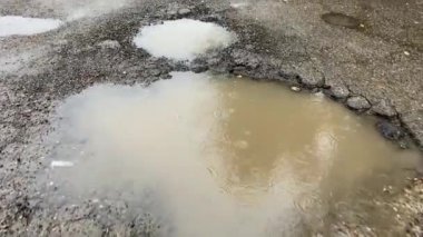 Yol kıştan sonra yok. Yoldaki çukurlara su birikintileri
