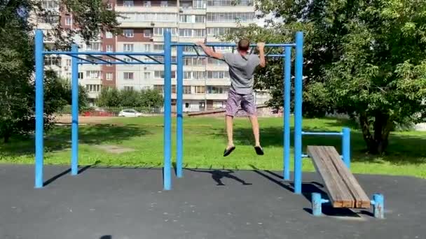 Человек Выполняет Упражнения Тренировки Горизонтальной Полосе Тянет Себя Вверх — стоковое видео