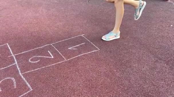 Nettes Entzückendes Kleines Mädchen Spielt Hopscotch Freien — Stockvideo