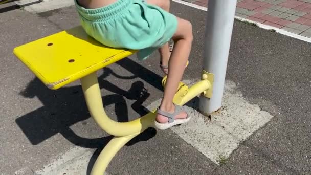 Kız Dışarıda Gezici Bir Bisiklette Egzersiz Yapıyor Bacaklarını Kapat — Stok video