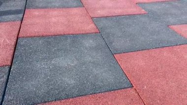 Çocuk parkında yumuşak kauçuk fayanslar. Gri ve kırmızı renk