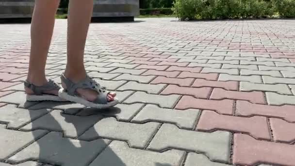 Een Kind Sandalen Loopt Langs Kasseien Benen Dicht — Stockvideo