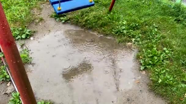 Boş Mavi Ahşap Salıncak Yağmurda Sallanıyor — Stok video
