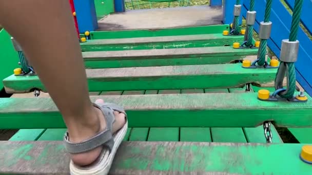Ragazza Sandali Cammina Una Catena Sospesa Bambini Strada Sul Parco — Video Stock