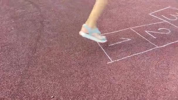 Nettes Entzückendes Kleines Mädchen Spielt Hopscotch Freien — Stockvideo