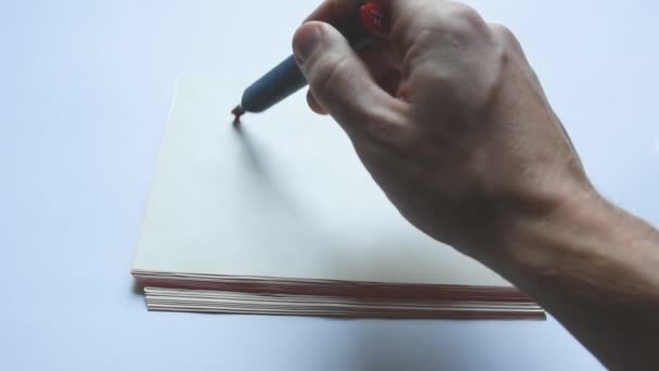 男の手は赤いフェルトペンで紙に略語Blmを書きます — ストック動画