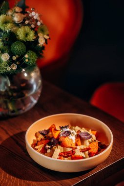 Parmesan peynirli, zeytinli ve otlu balkabağı salatası.