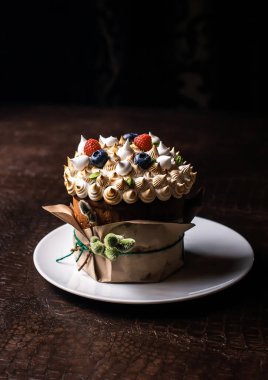 Paskalya, Paskalya pastası. Arkaplanda lokum, ahududu ve yaban mersini var.