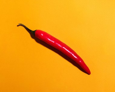 Sarı arka planda kırmızı biber.