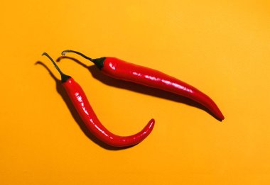 Sarı arka planda kırmızı biber.