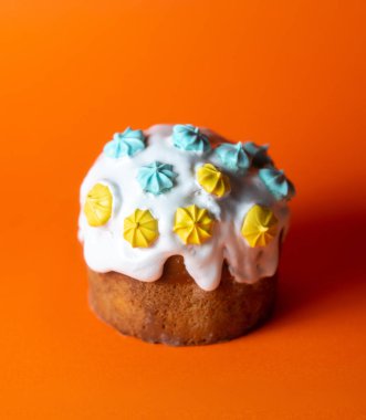 Lezzetli Paskalya yemeği kavramı, turuncu arka planda Paskalya pastası.