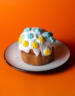 Lezzetli Paskalya yemeği kavramı, turuncu arka planda Paskalya pastası.