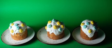 Yeşil arka planda üç Paskalya pastası