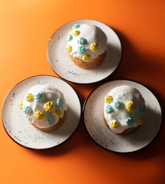 Turuncu arka planda lezzetli Paskalya pastası