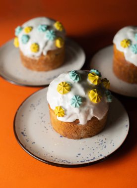 Turuncu arka planda lezzetli Paskalya pastası