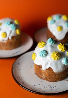 Turuncu arka planda lezzetli Paskalya pastası