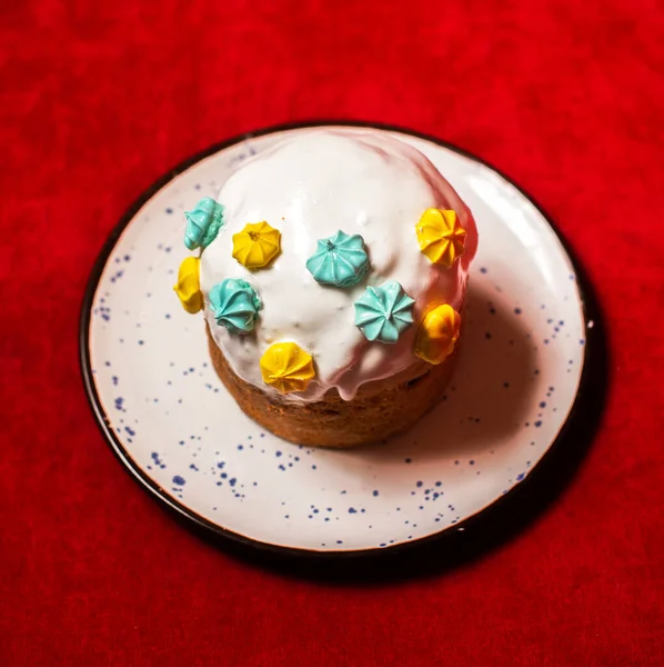 Kırmızı arka planda lezzetli Paskalya pastası olan tabak.