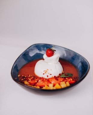 Naneli ve dondurmalı soğuk çilek çorbası.