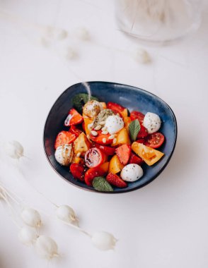 Mozzarella soslu salata, çilek ve vişneli domates. Sağlıklı beslenme vejetaryen salatası.