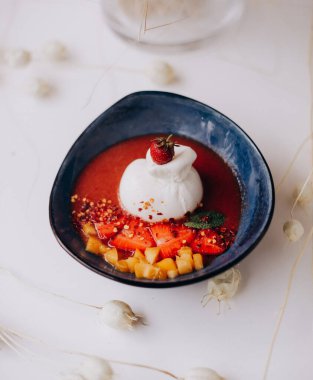 Naneli ve dondurmalı soğuk çilek çorbası.