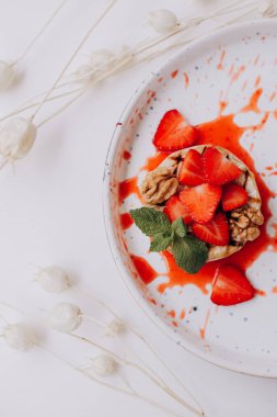 Çilekli, naneli ve cevizli kamembert peyniri..