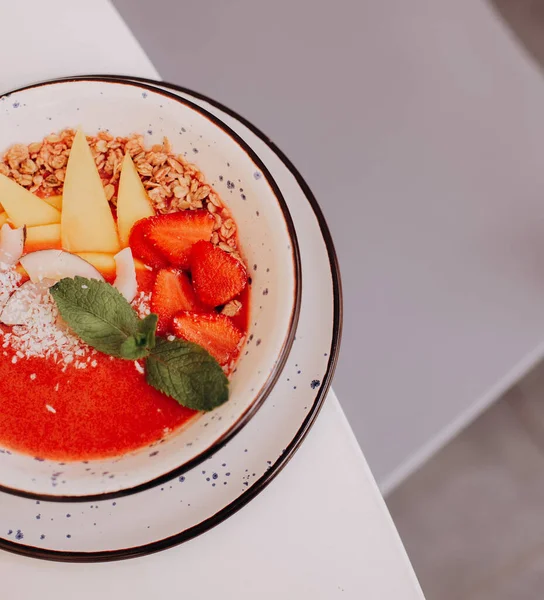 Çilekli kahvaltı yulaf ezmesi, peynir, hindistan cevizi, nane