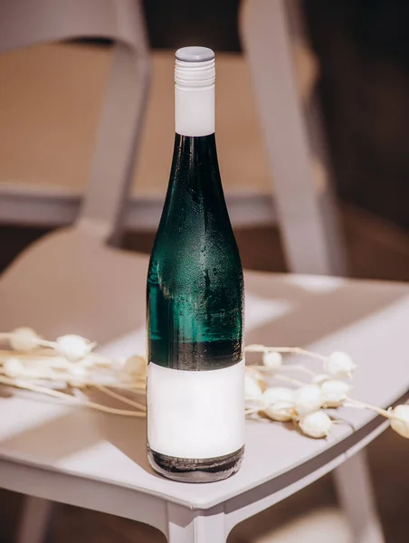 Garrafa Vinho Branco Mesa Branca — Fotografia de Stock
