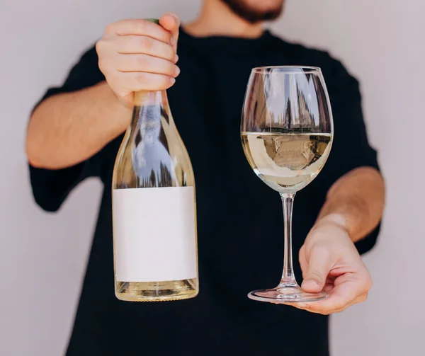 Mão Homem Segurando Vidro Garrafa Vinho Branco — Fotografia de Stock