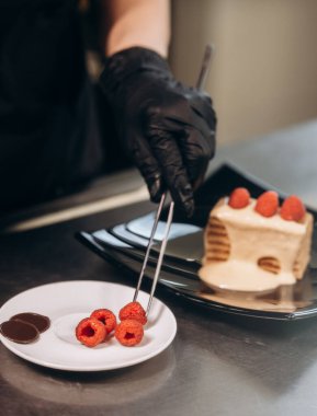 Ahududu ile bir pasta dekorasyon mutfakta Pasta şefi