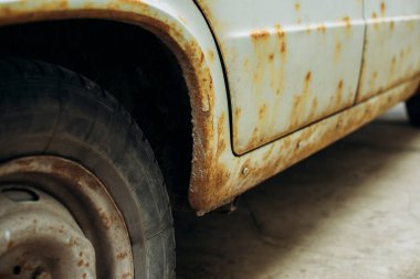 Paslı, terk edilmiş bir araba. Yakın çekim